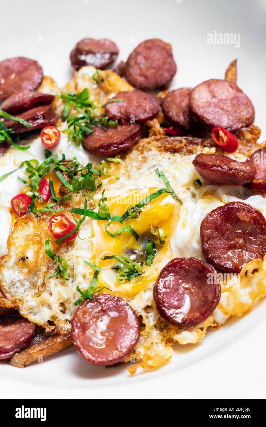 Scharfe Chorizo Wurst und Eier spanisch Huevos rotos mit Pommes Tapas Stockfoto