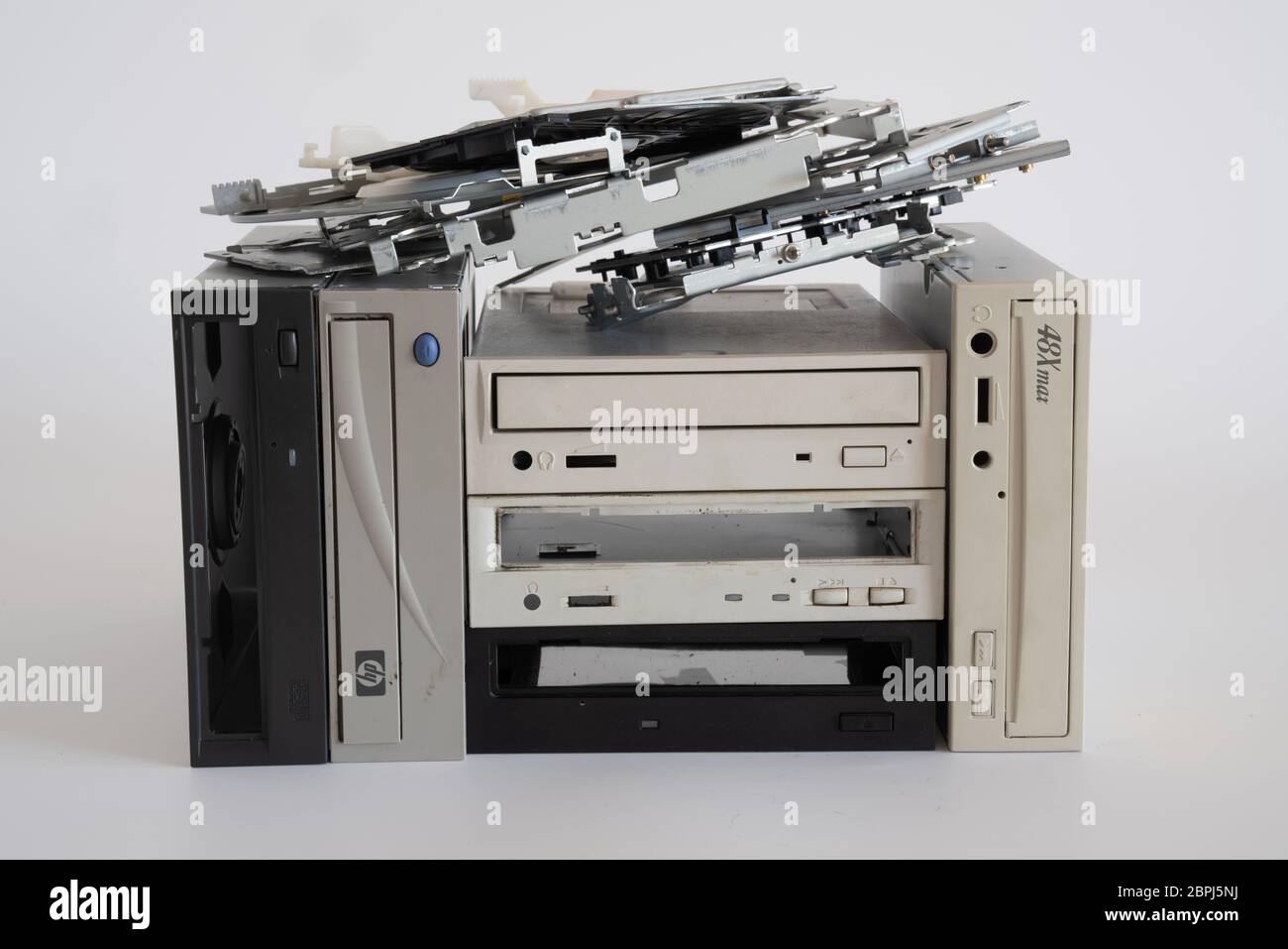 Alte zerlegt Computer-DVD-Laufwerk für Recycling auf blauem Hintergrund Stockfoto