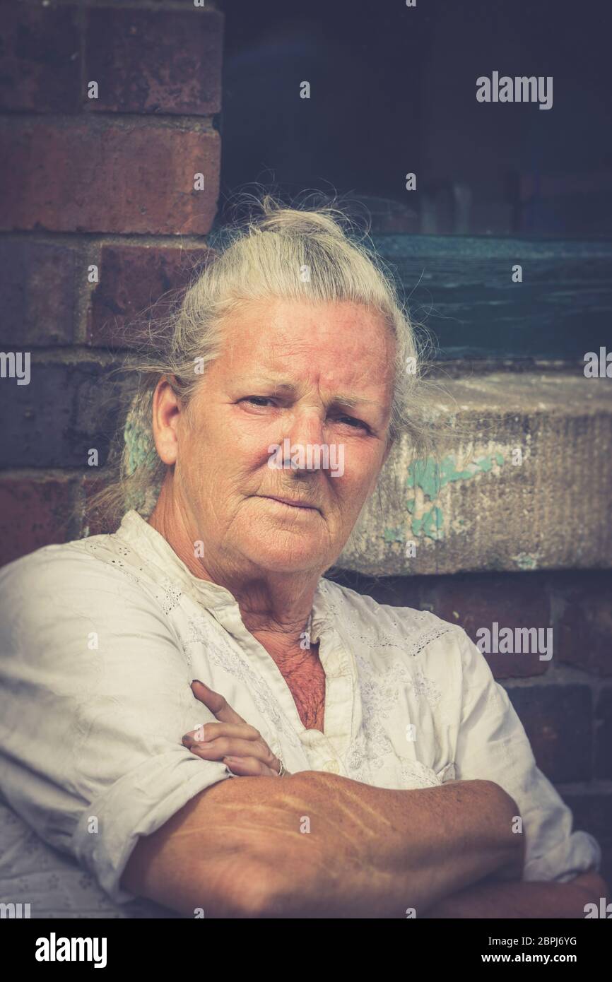 Retro Nahaufnahme von fleißiger älterer Frau, Bergarbeiterfrau, Kolliferin, isoliert im Black Country Museum, Großbritannien. Stockfoto