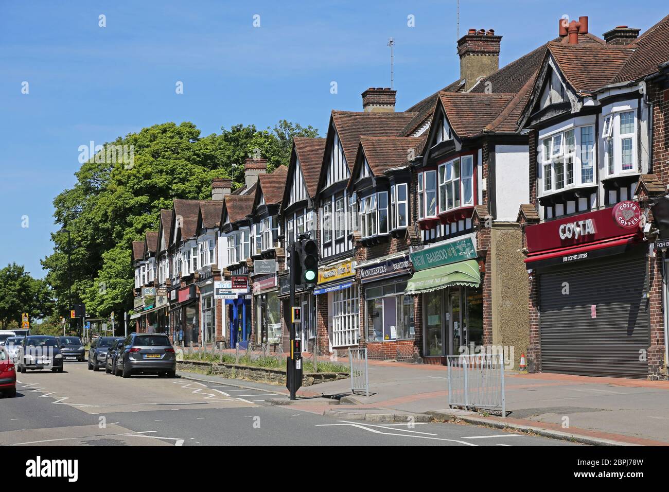 Geschäfte an der Limpsfield Road im Dorf Sanderstead, einem wohlhabenden Dorf in South Croydon, Surrey, Großbritannien. Eine traditionelle Dorfstraße. Stockfoto