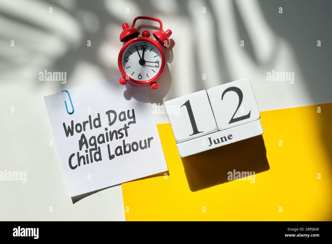 Welttag gegen Kinderarbeit 12 zwölften juni Monat Kalender Konzept auf Holzblöcken. Nahaufnahme. Stockfoto