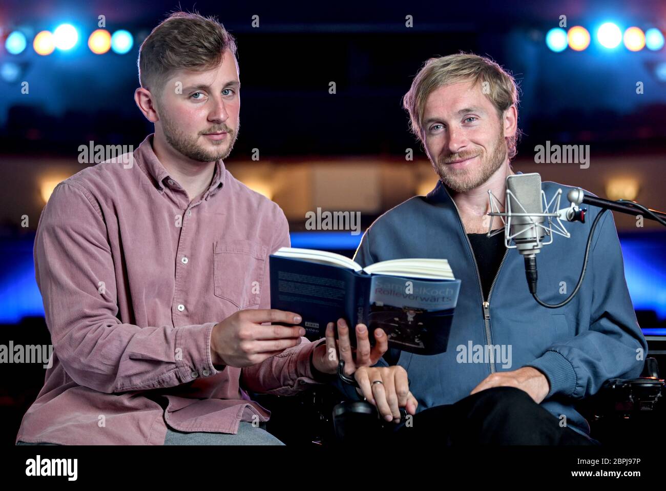 Berlin, Deutschland. Mai 2020. Samuel Koch (r) mit seinem Bruder Jonathan Koch während seiner Performance für die Künstlerplattform 'Artists Against Corona'. Auf der Video-on-Demand-Plattform präsentieren Künstler Auszüge aus ihrem Programm. Die Zuschauer können freiwillig ein virtuelles Ticket kaufen und so Künstler während der Corona-Krise unterstützen. Quelle: Britta Pedersen/dpa-Zentralbild/dpa/Alamy Live News Stockfoto