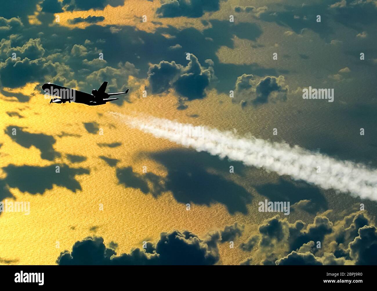 Kondensstreifen der Flugzeuge während des Fluges nach links. Stockfoto