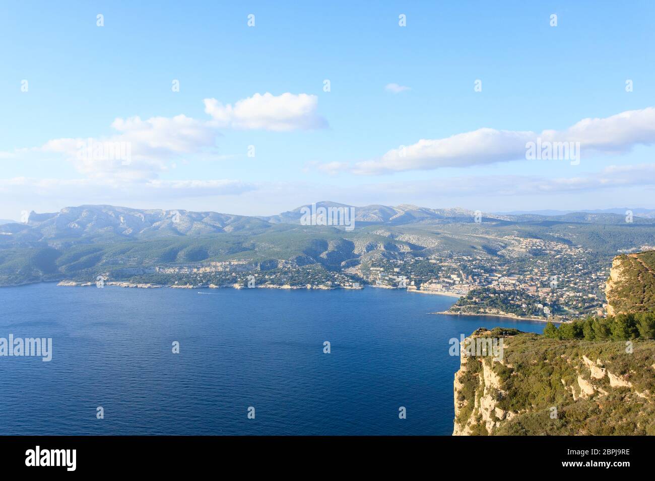 Cassis-Blick vom Cape Canaille oben, Frankreich. Wunderschöne französische Landschaft. Stockfoto