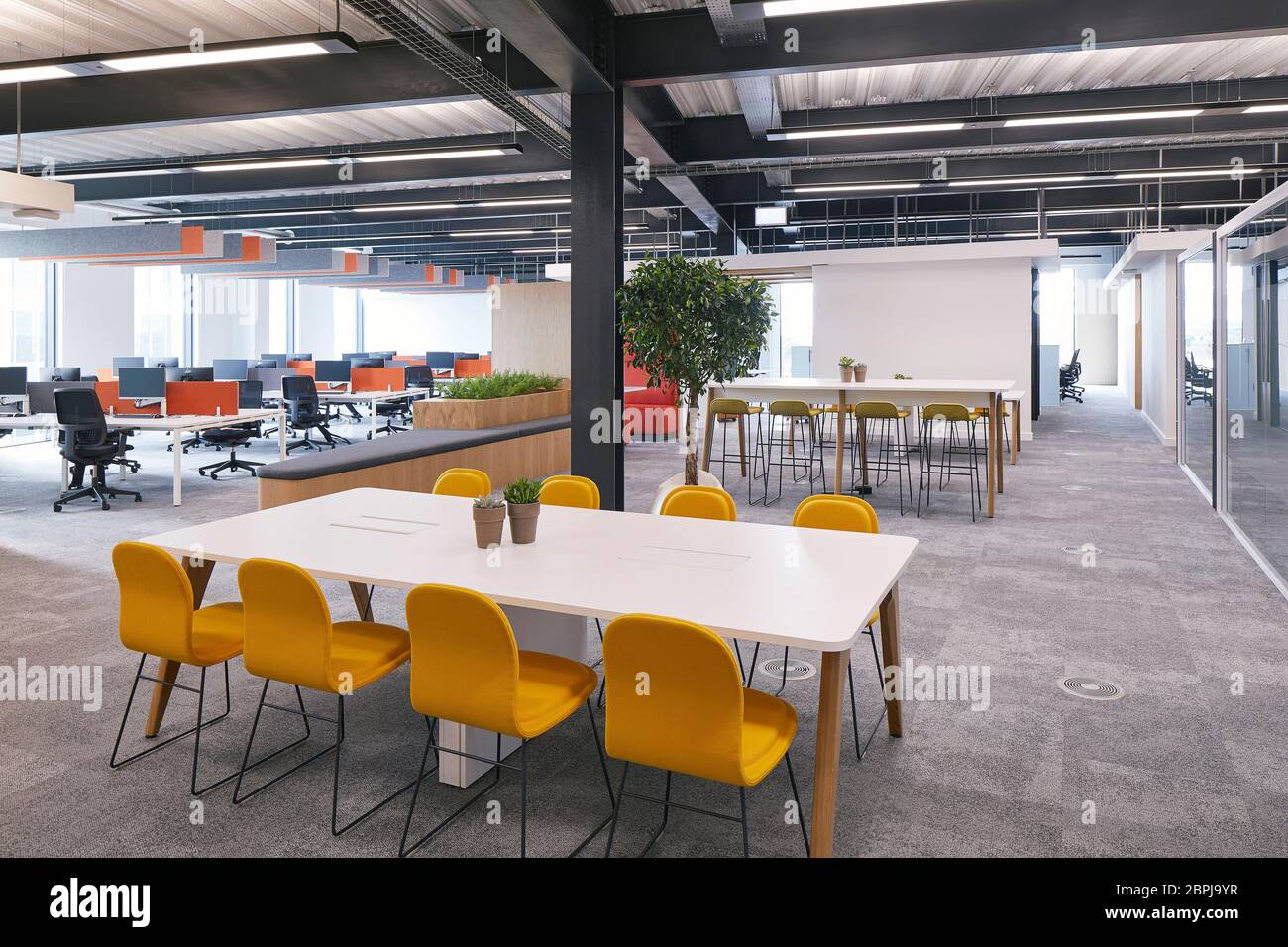 Moderne britische Büroeinrichtung mit Möbeln in Primärfarben. Niederlassung in Großbritannien, London, Großbritannien. Architekt: IOR, 2019. Stockfoto