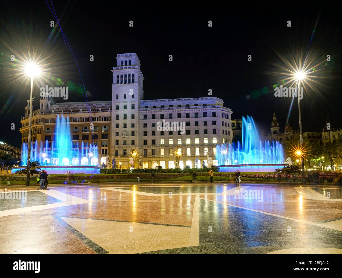 Nächtliche Aussicht auf die Plaza de Catalunya in Barcelona, Spanien Stockfoto