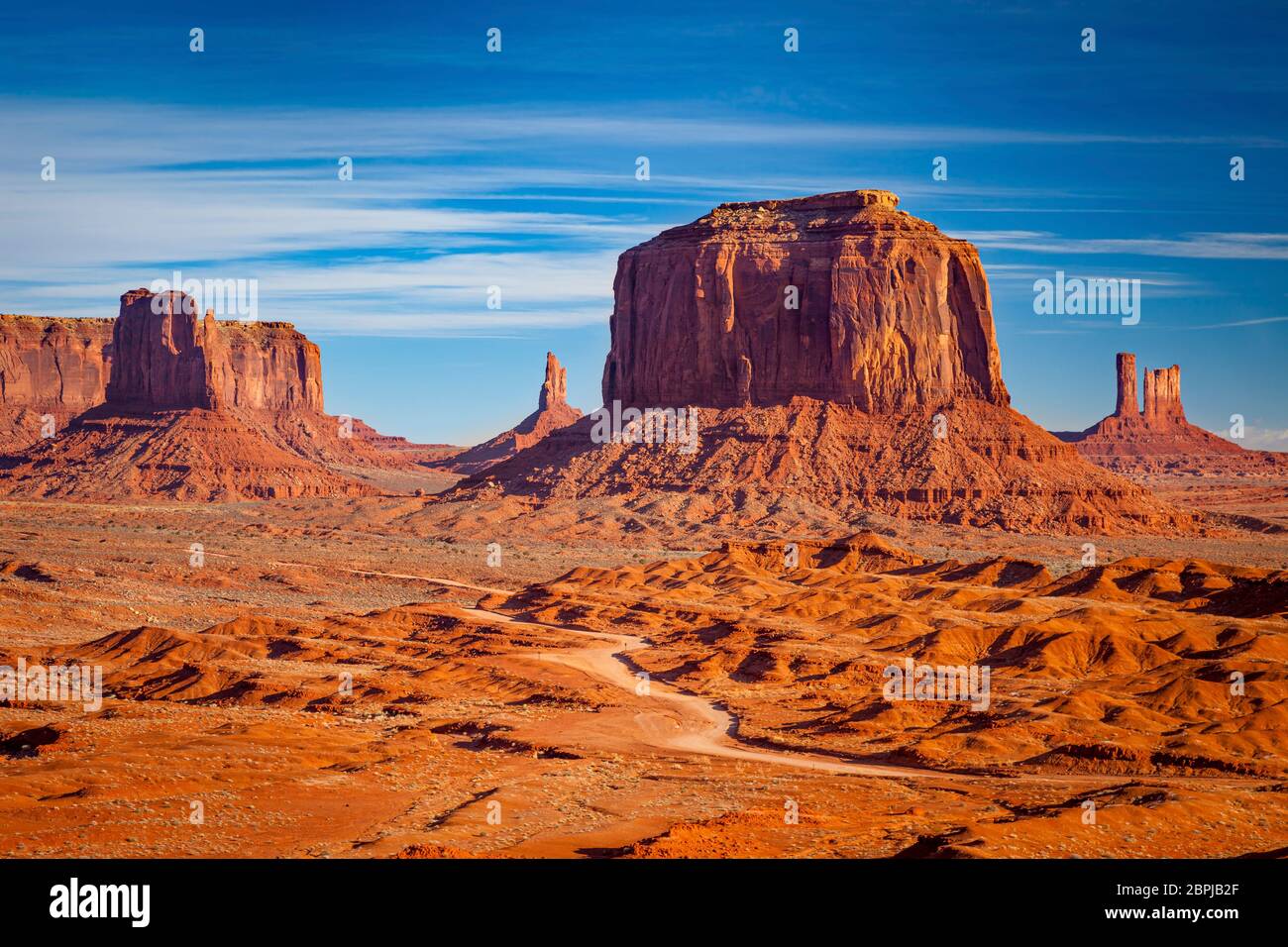 Merrick Butte und die Felsformationen des Monument Valley, Navajo Tribal Park, Arizona, USA Stockfoto