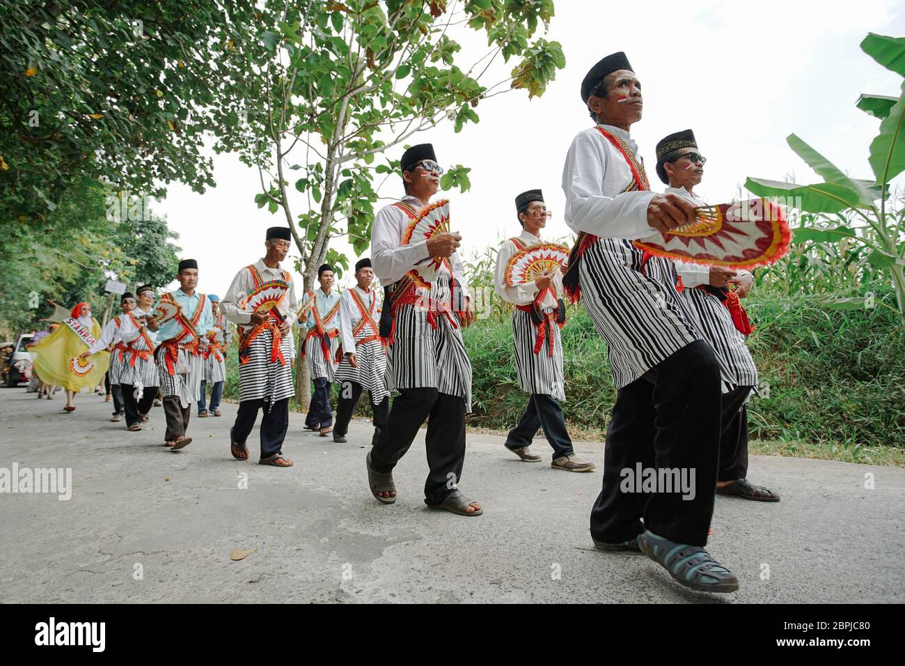 Männer, die Rodat spielen, eine traditionelle islamische Kunstperformance aus der Semarang-Regentschaft, Zentraljava, Indonesien Stockfoto