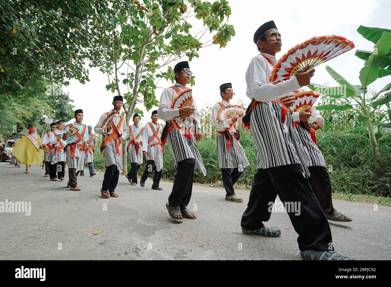 Männer, die Rodat spielen, eine traditionelle islamische Kunstperformance aus der Semarang-Regentschaft, Zentraljava, Indonesien Stockfoto