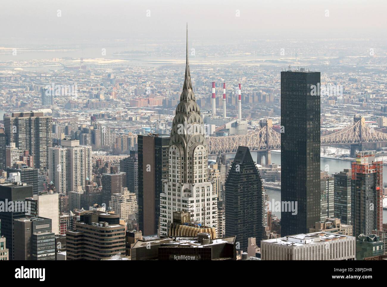 Luftaufnahme der Wolkenkratzer von Midtown Manhattan, des berühmten Chrysler Building in der Mitte und des Trump World Tower auf der rechten Seite in New York City, USA Stockfoto