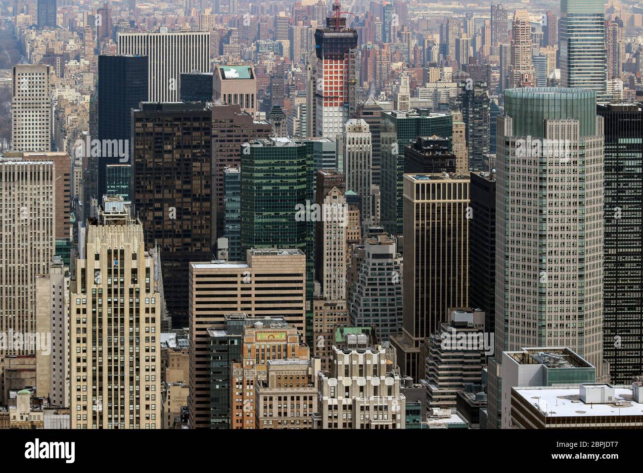 Blick aus einem Blickwinkeln auf die Wolkenkratzer von Midtown Manhattan in New York City, USA Stockfoto