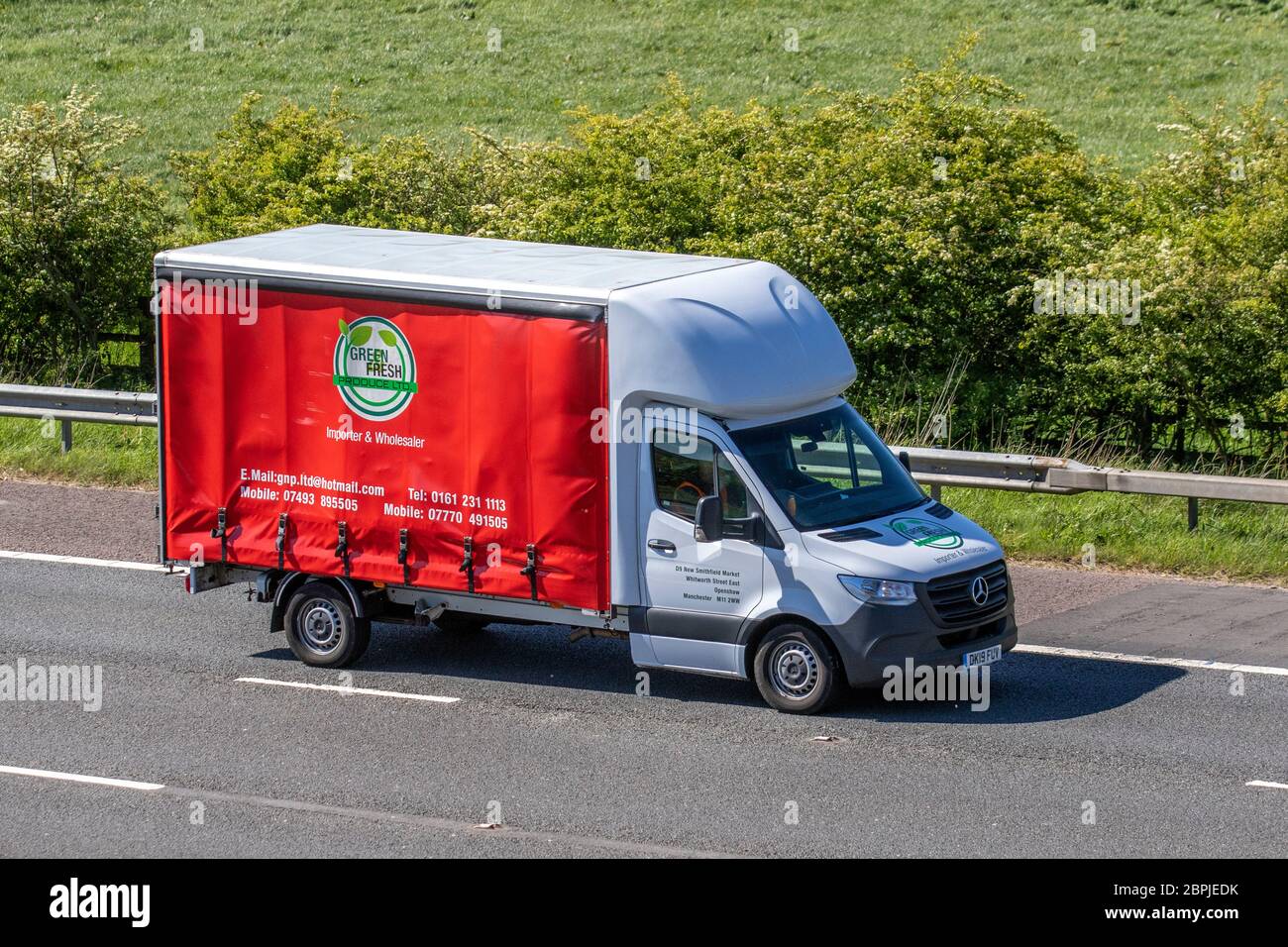 Green Fresh Foods; Spedition Lieferwagen, LKW, Transport, LKW, Frachtführer, Mercedes Benz Sprinter Fahrzeug, europäische gewerbliche Transportindustrie, M6 UK Autobahnen in Manchester. Stockfoto