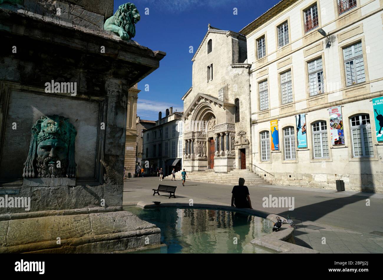Der Brunnen des 4. Jahrhunderts Arles Obelisk in Place de la Republique mit der Kathedrale von St. Trophime im Hintergrund.Arles.Provence-Alpes-Cote d'Azur.Frankreich Stockfoto