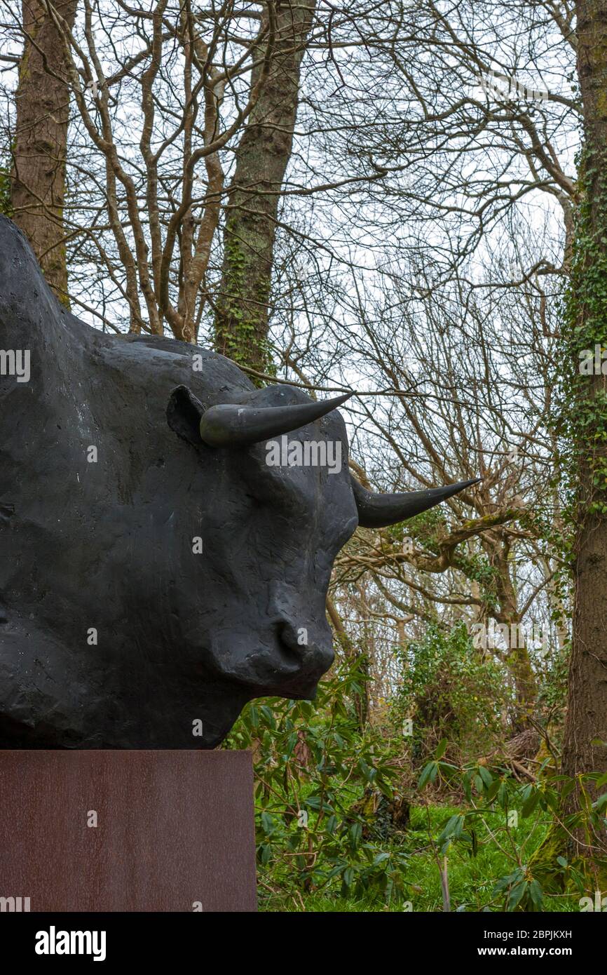 'Minotaur' von Tim Shaw RA, Tremenheere Sculpture Garden, Penzance, Cornwall, Großbritannien Stockfoto