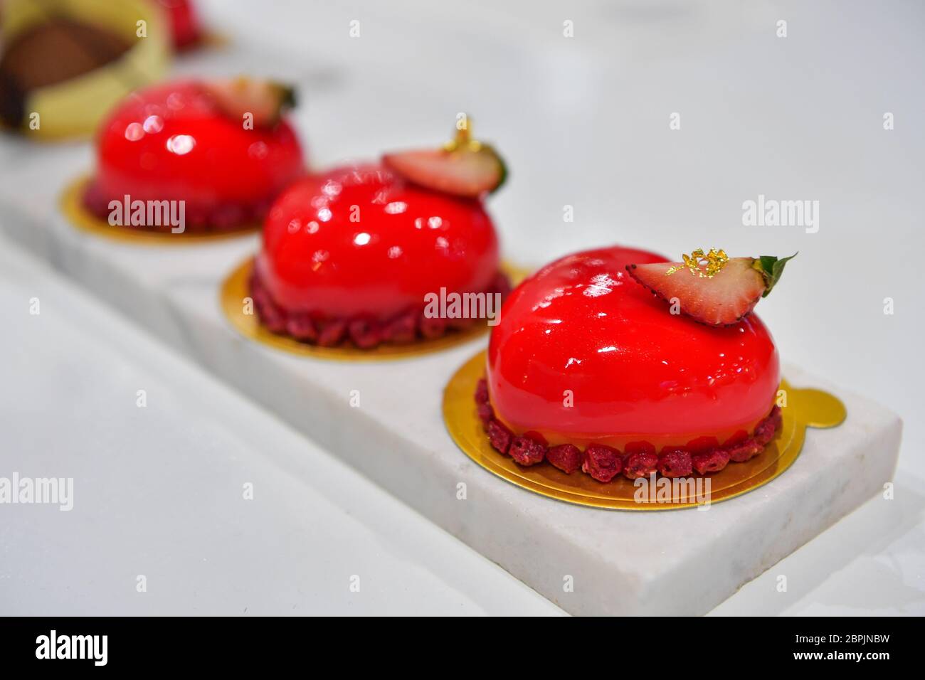 Erdbeer-Eiskuchen. Modernes Dessert. Stockfoto