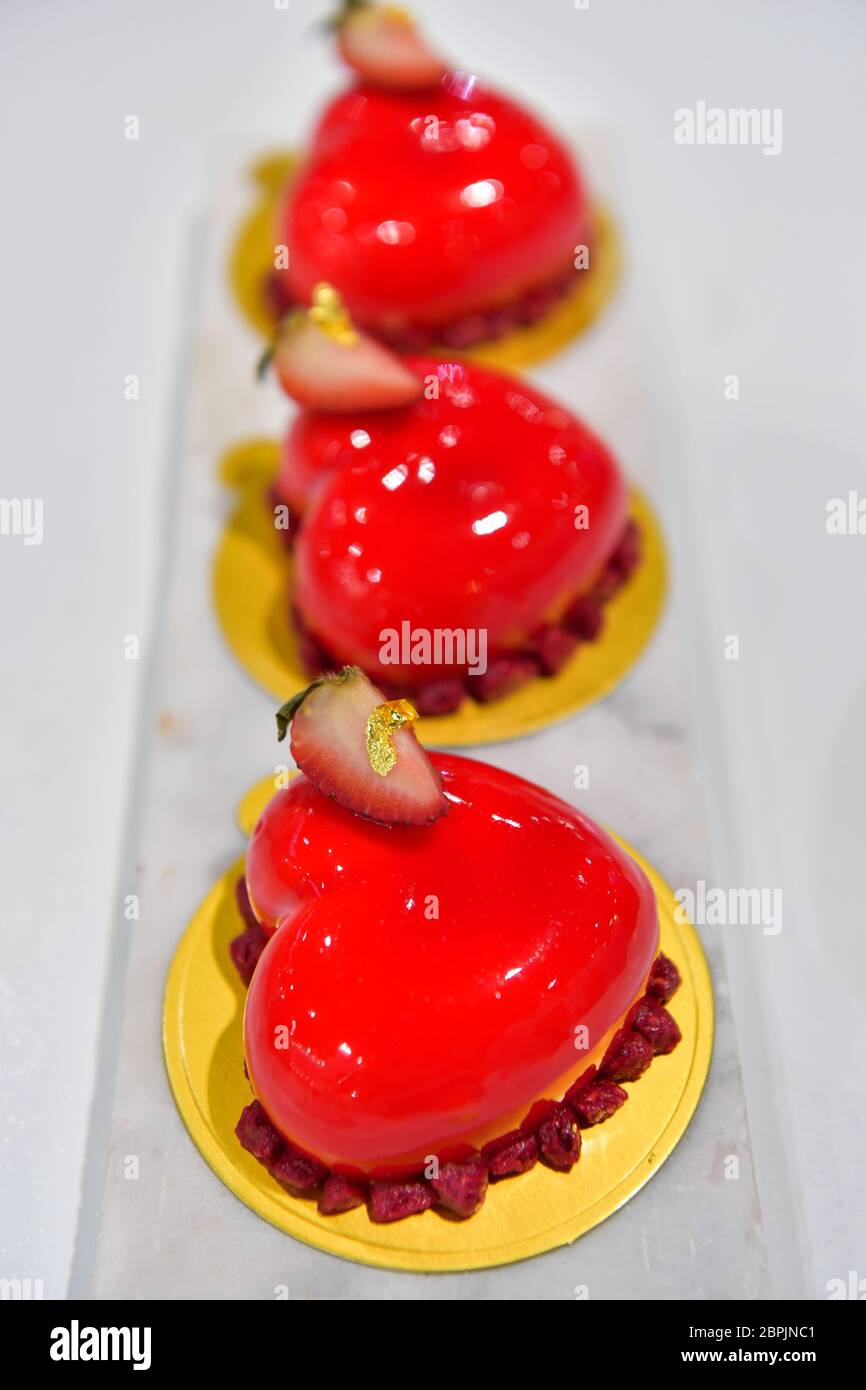 Erdbeer-Eiskuchen. Modernes Dessert. Stockfoto