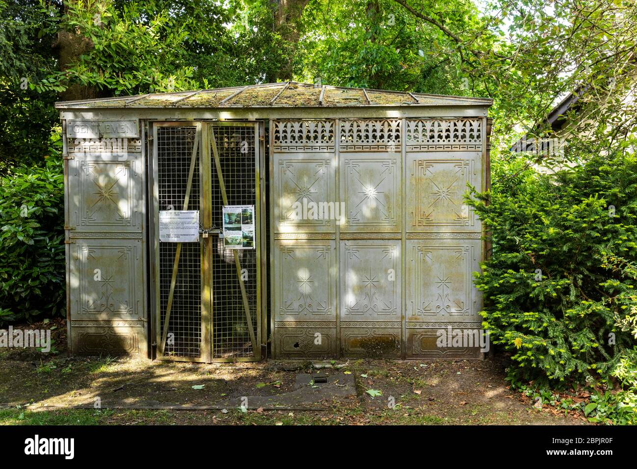 Nahaufnahme einer gusseisernen Gentleman's Toilette in Sydney Gardens, Bath, Somerset, England, Großbritannien. Historische und Grade-II-gelistet Stockfoto