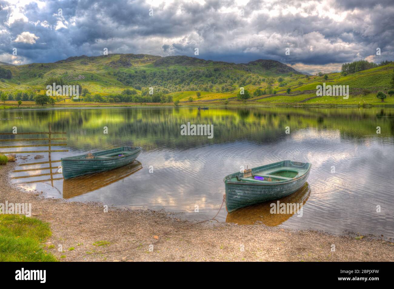 Landszene mit Booten auf einem schönen See Watendlath Tarn Lake District Cumbria England Stockfoto