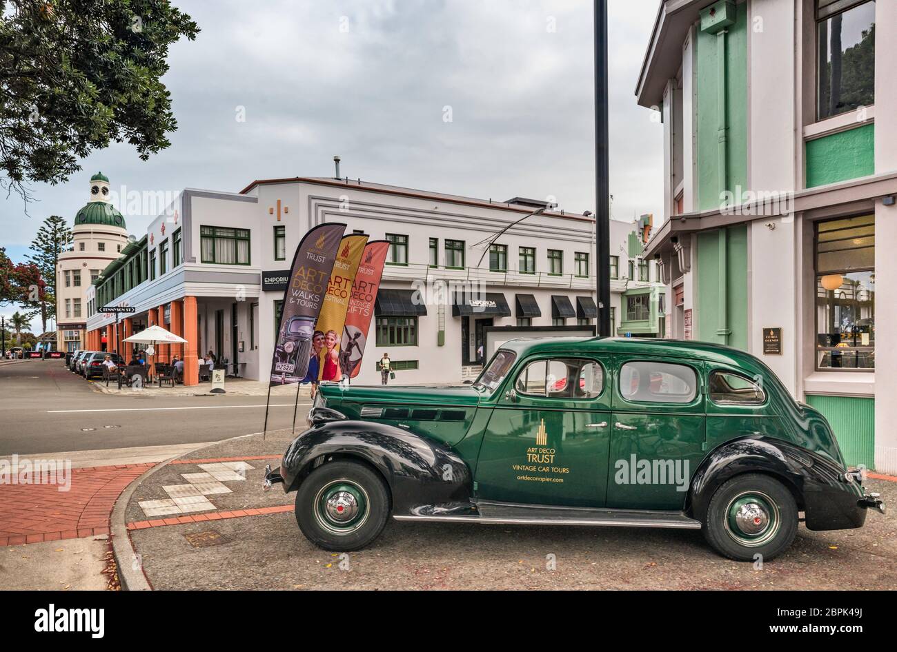 1938 Packard 1600, Oldtimer im Art Deco Center, T&G Dome in Distance, Napier, Hawke's Bay Region, North Island, Neuseeland Stockfoto