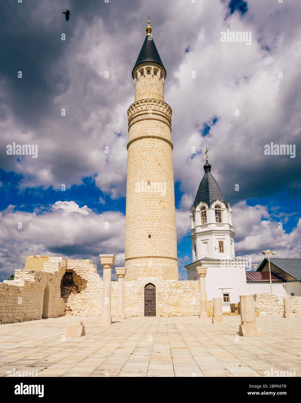 Die Ruinen der Kathedrale Moschee mit Minarett. 1352 Kirche im Hintergrund. Bolghar, Russland. Stockfoto