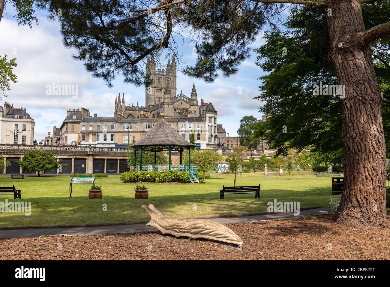 Die Parade Gardens im Stadtzentrum von Bath wurden kürzlich wiedereröffnet, sind aber aufgrund des Coronavirus, COVID‑19, Bath, Somerset, England, UK, zur Zeit leer Stockfoto