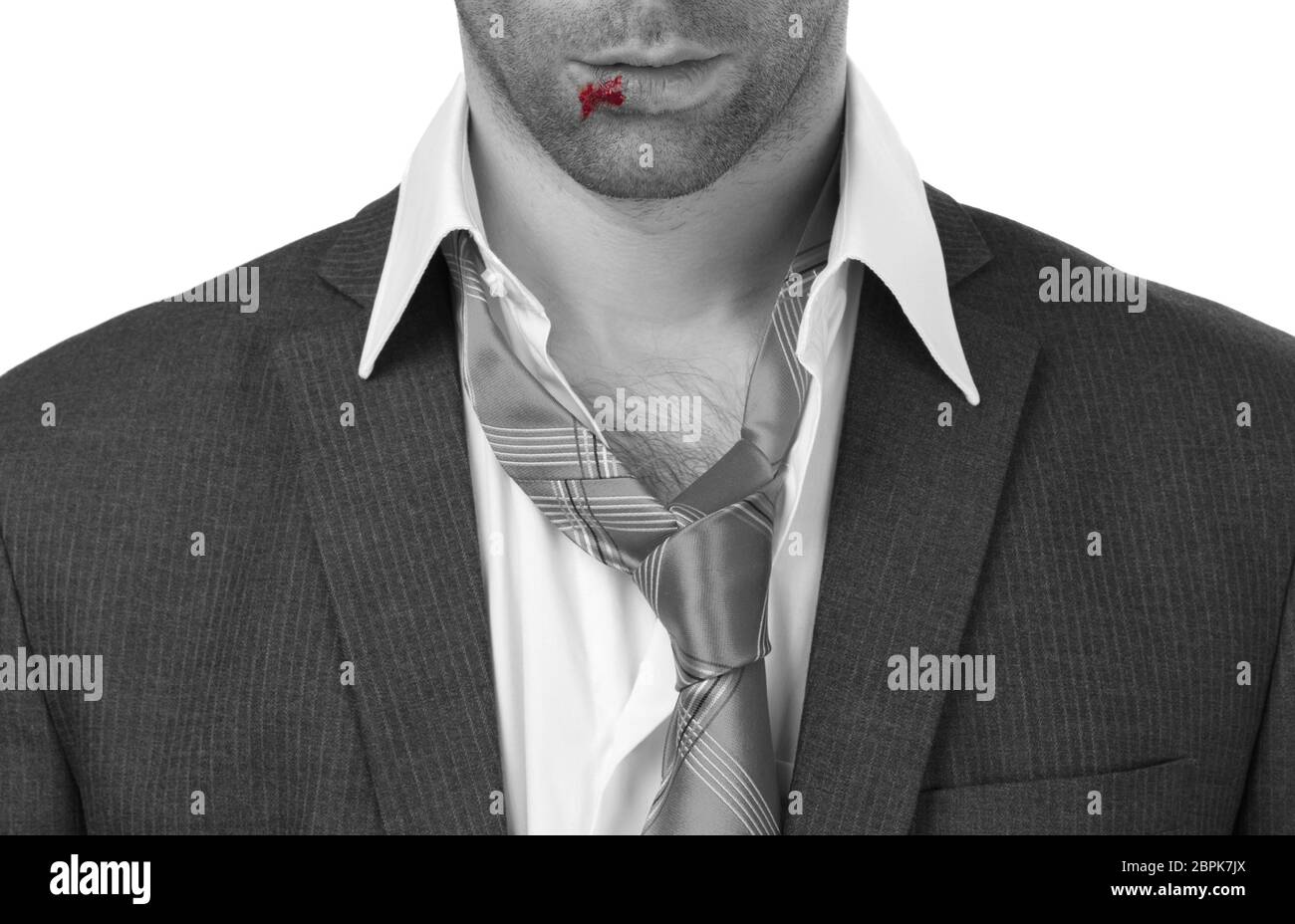 Nahaufnahme von einem Geschäftsmann mit blutigen Lippe, geschlagen und verletzt, isoliert Stockfoto