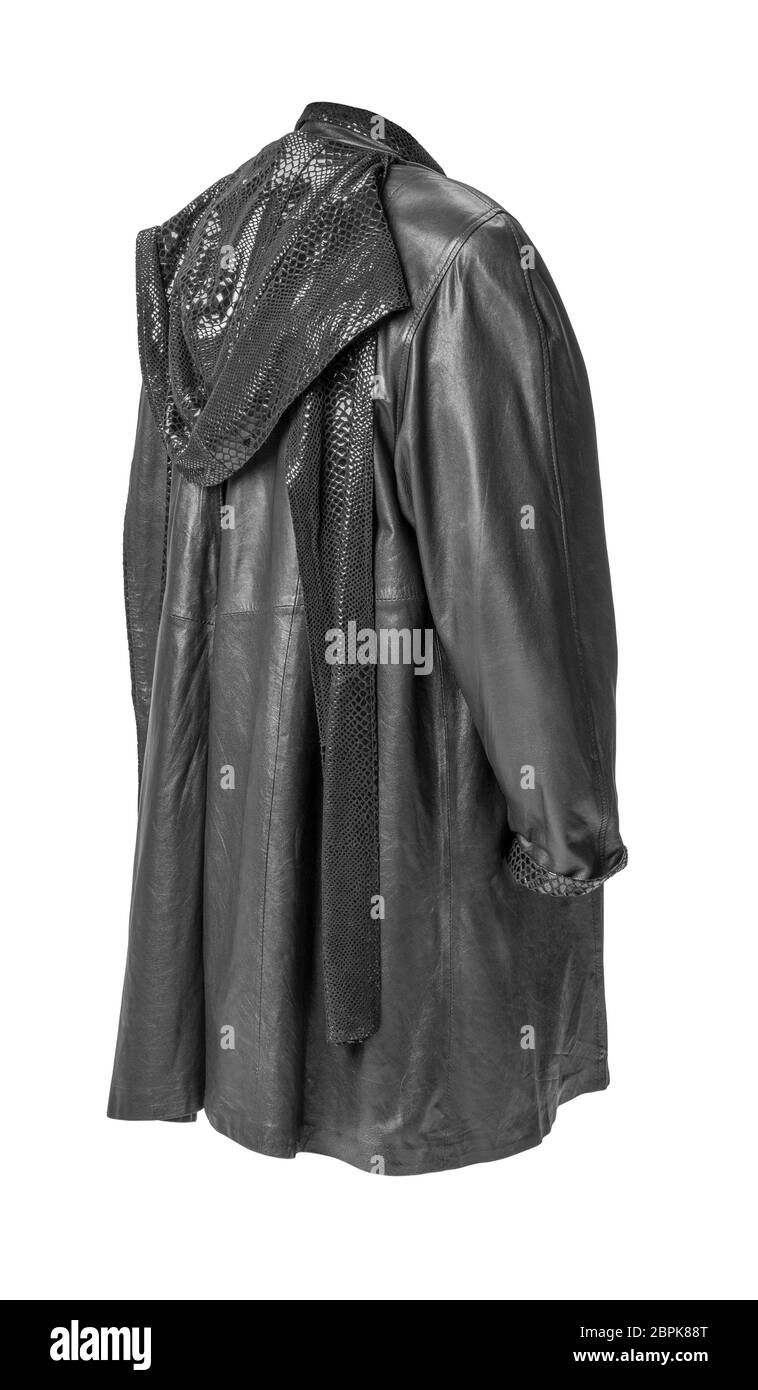 Schwarzer Ledermantel isoliert in weißem Rücken Stockfoto