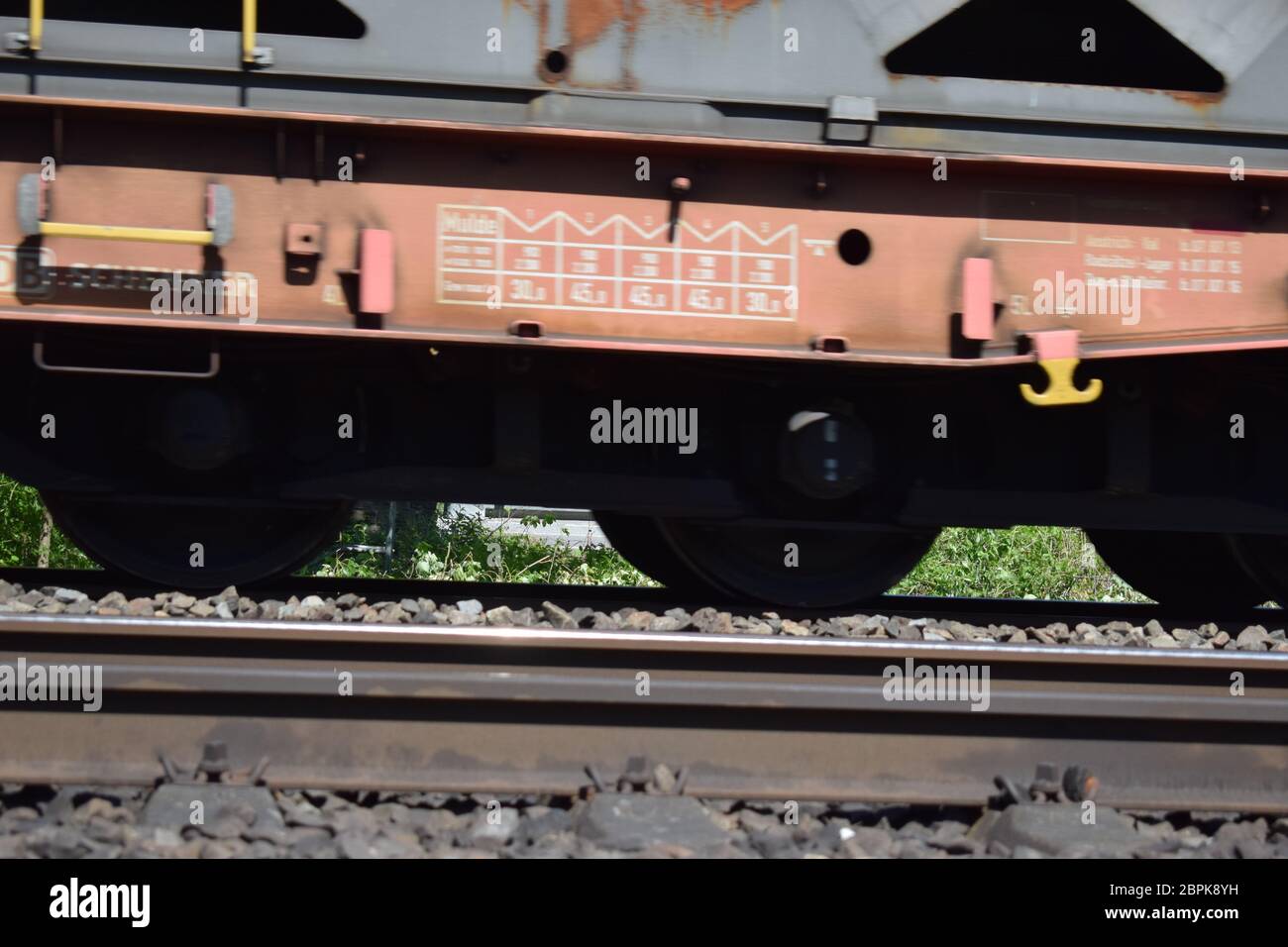 Schnell fahrende Bahn in verschwommener Bewegung aus einem sehr niedrigen Winkel Stockfoto