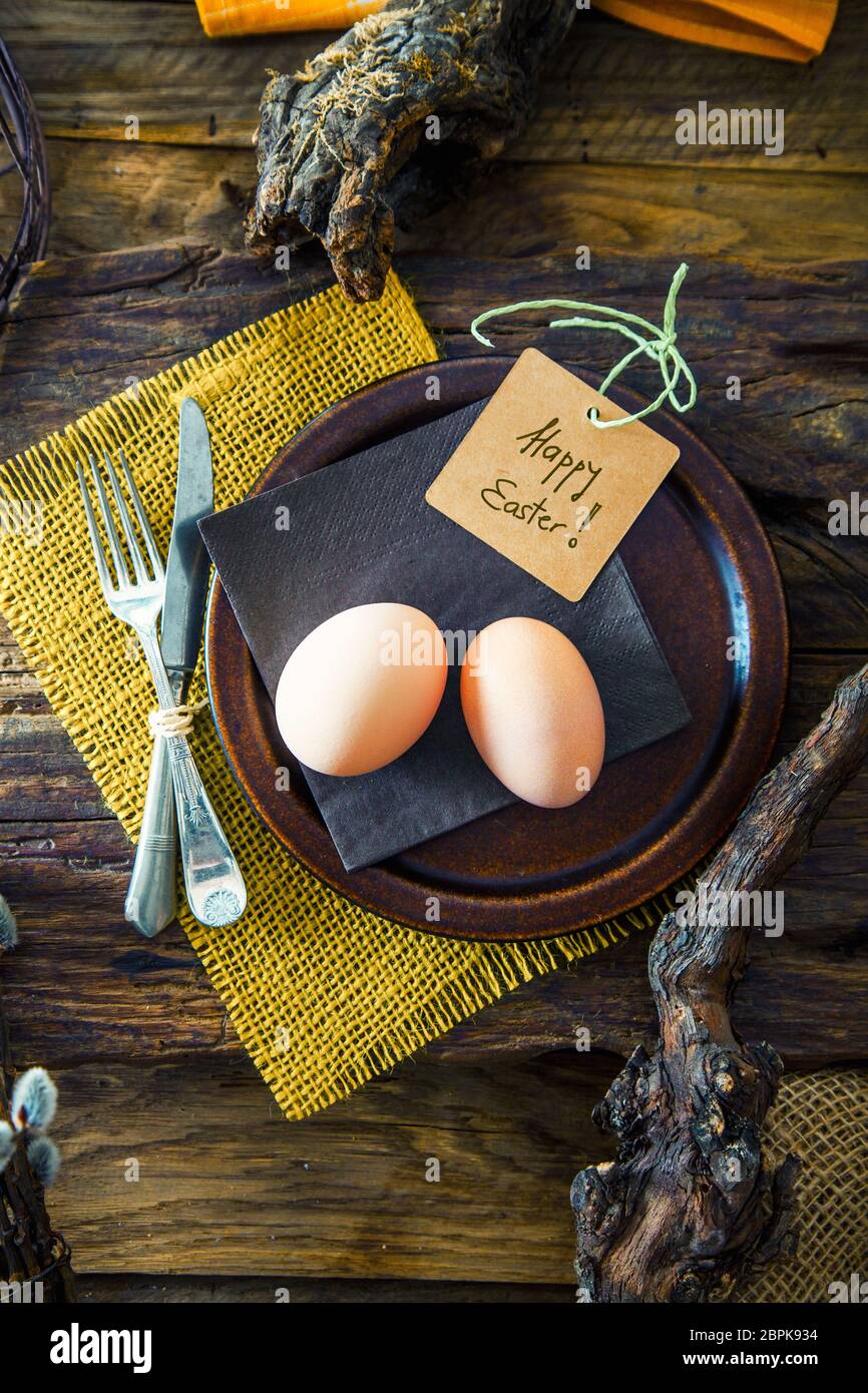 Ostern Tabelle einstellen. Frische Eier an der Platte. Frühjahr Tabelle. Flatlay overhead Shot Stockfoto