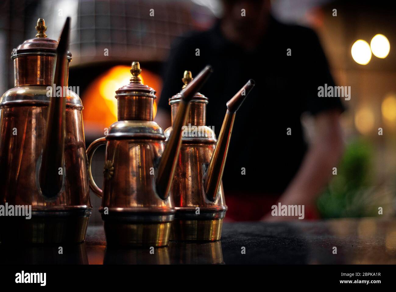 Classic Olivenöl Kupfer cruet traditionelle Dispenser Detail im italienischen Restaurant Stockfoto