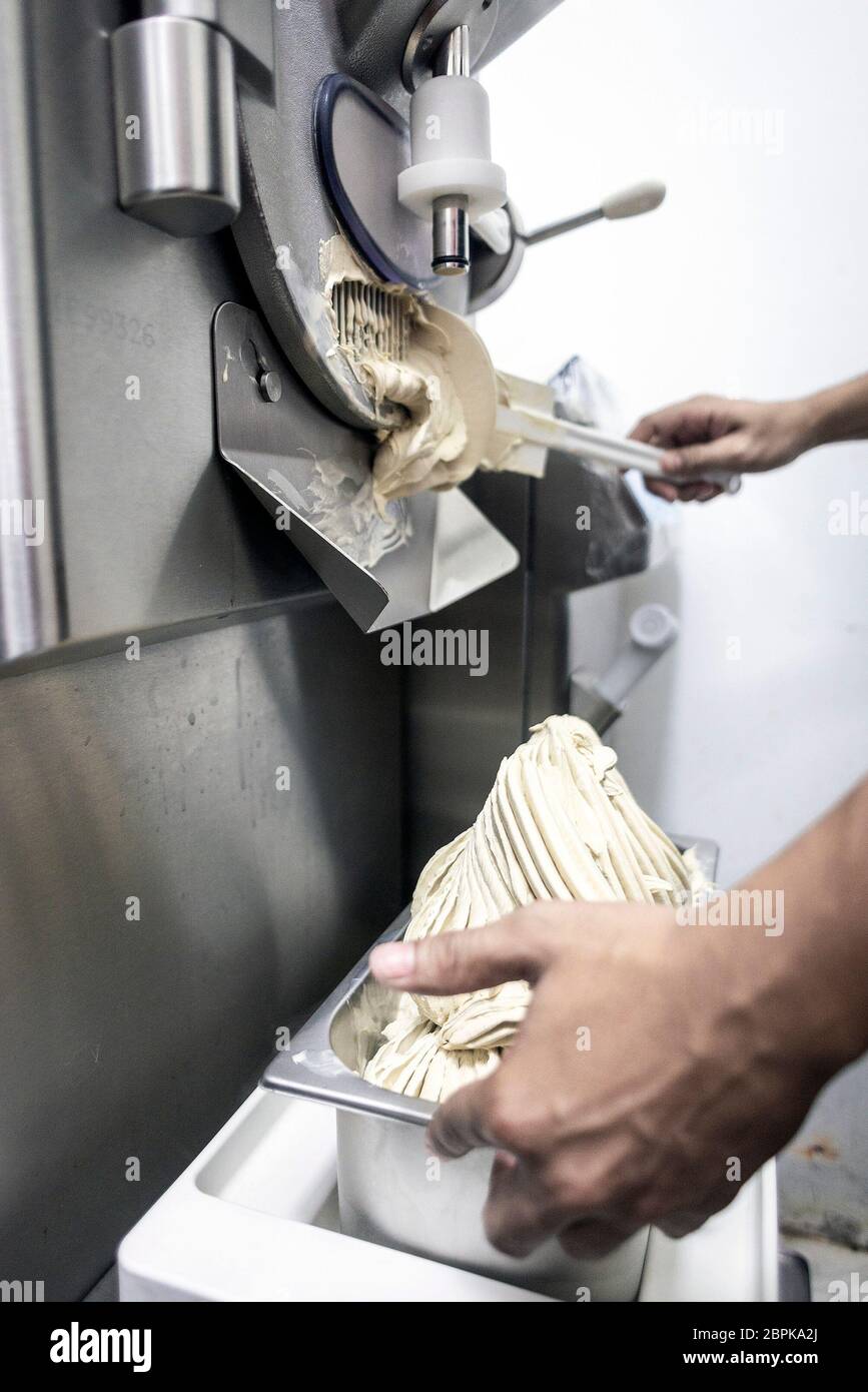 Die gelato Eis mit modernen professionellen Ausrüstung Vorbereitung Detail in der Küche Innenraum Stockfoto