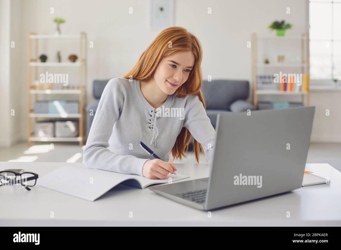 Fernstudium.Mädchen, die eine Vorlesung online mit einem Laptop-Videoanruf zu Hause studieren. Bildung Online-Kurs für Studenten der Hochschule. Stockfoto