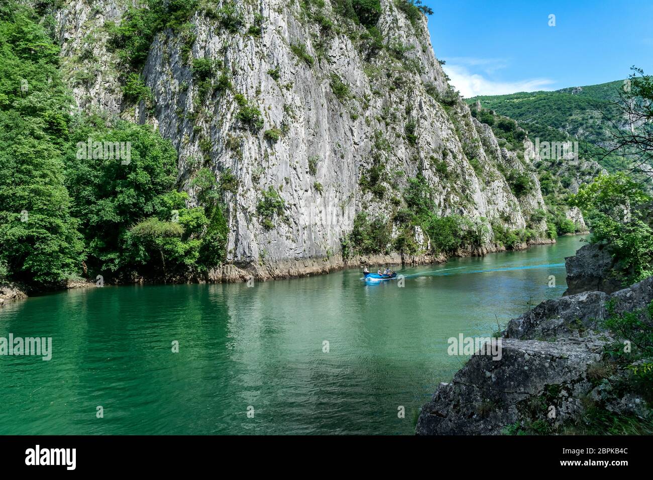 Matka-See, Nordmakedonien - 10. Juni 2017. Matka Canyon - westlich von Skopje, einer der beliebtesten touristischen Wochenende Outdoor-Destinationen in Mazedonien Stockfoto