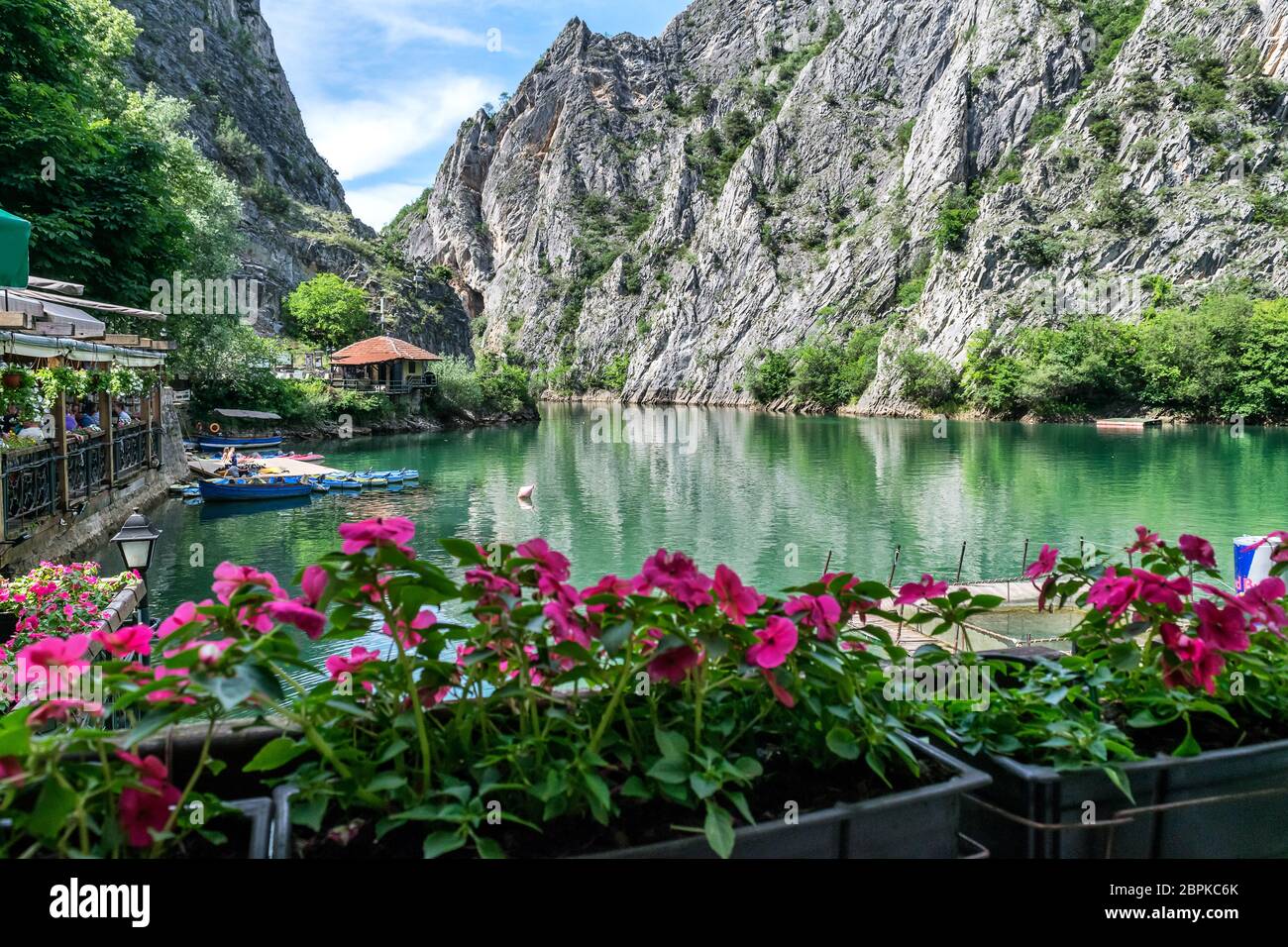 Matka-See, Nordmakedonien - 10. Juni 2017. Matka Canyon - westlich von Skopje, einer der beliebtesten touristischen Wochenende Outdoor-Destinationen in Mazedonien Stockfoto