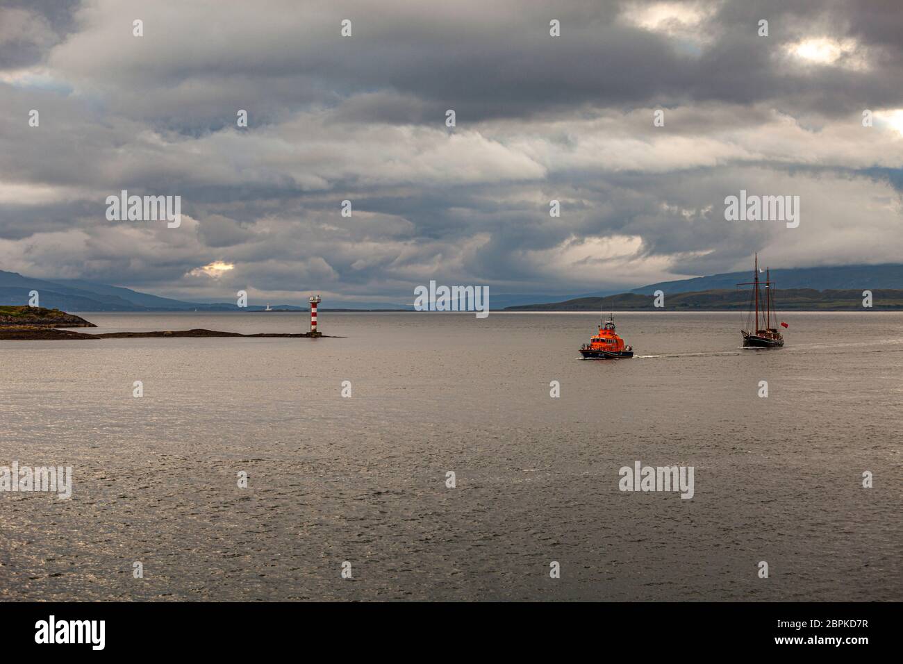 Schiffsverkehr auf dem Meer in der Nähe von Oban, Schottland Stockfoto