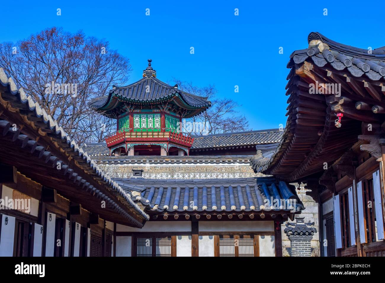 Seoul, Südkorea 1/12/2020 fantastische Aussicht auf den Innenhof des Nakseonjae-Komplexes im Changdeokgung-Palast in Seoul, Südkorea. Traditioneller koreanischer Bogen Stockfoto