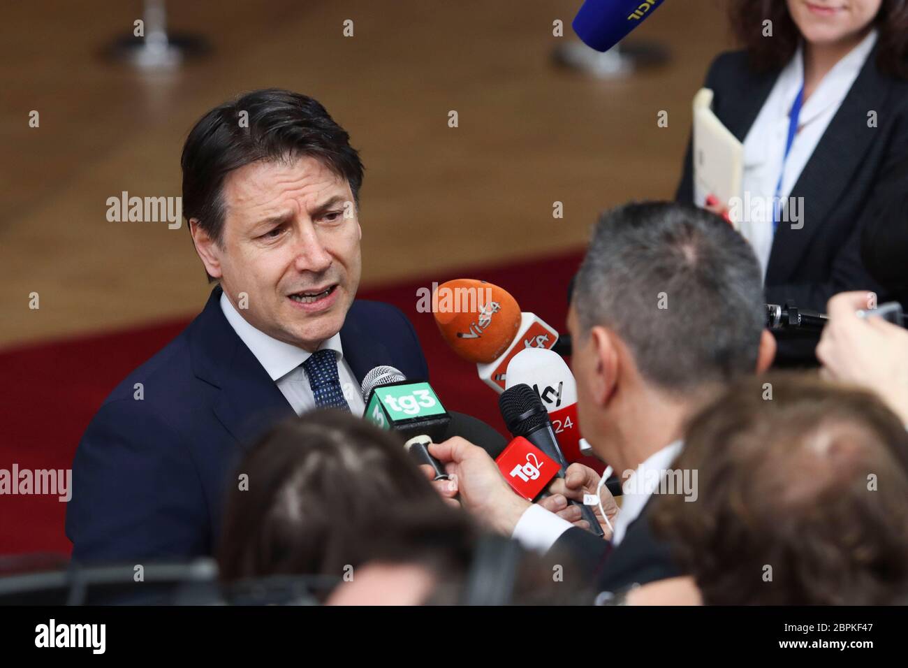 Giuseppe Conte, italienischer Ministerpräsident im Gespräch mit den Medien, eine Pressekonferenz vor der Tür beim Gipfel des Europäischen Rates, Treffen der EU-Staats- und Regierungschefs. Stockfoto