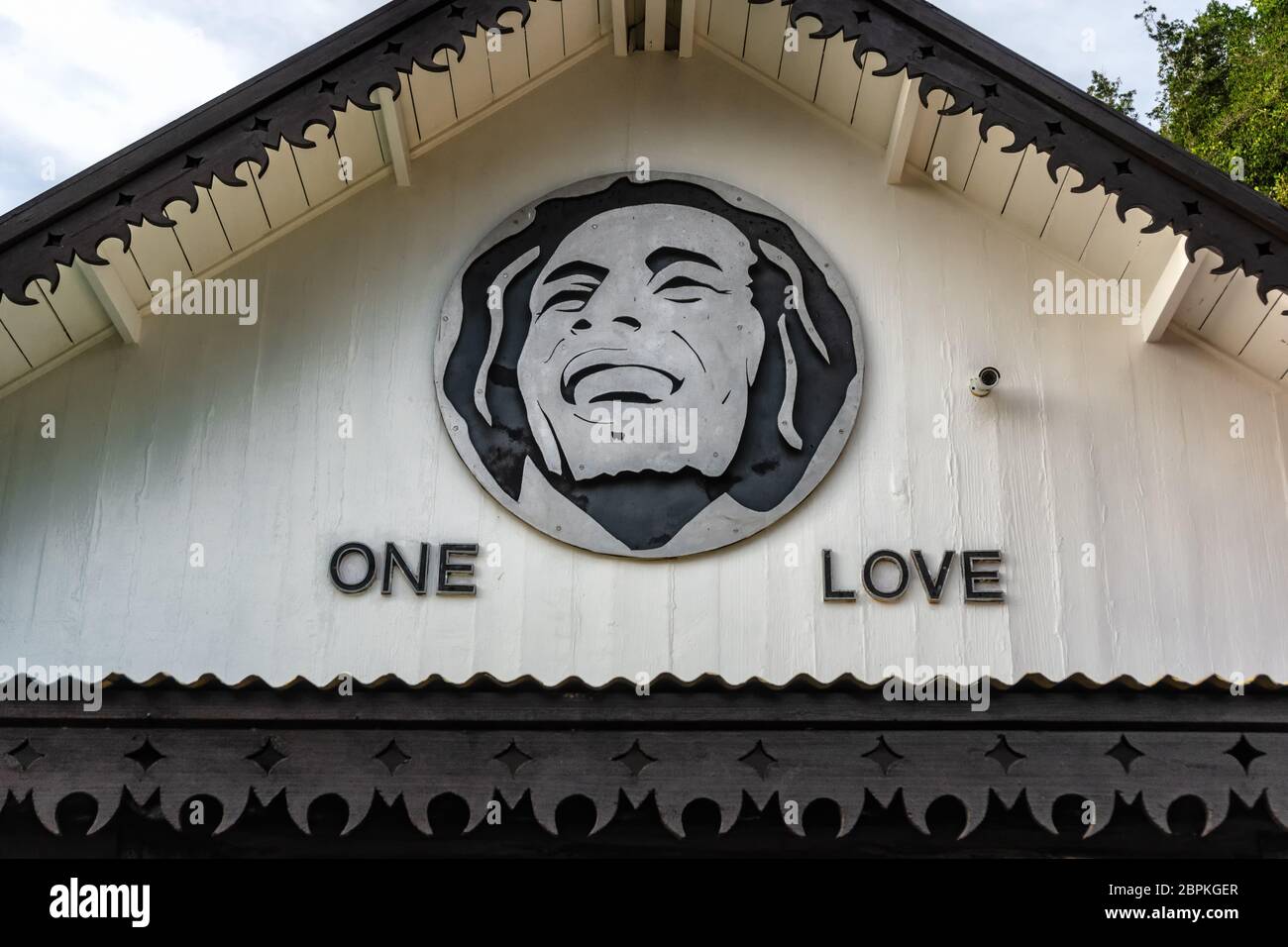 Nine Mile, Jamaica 07. JANUAR 2017: One Love is Written and Bob Marleys Portrait at entry House to the Bob Marley Mausoleum compound. Gebäude ist pa Stockfoto