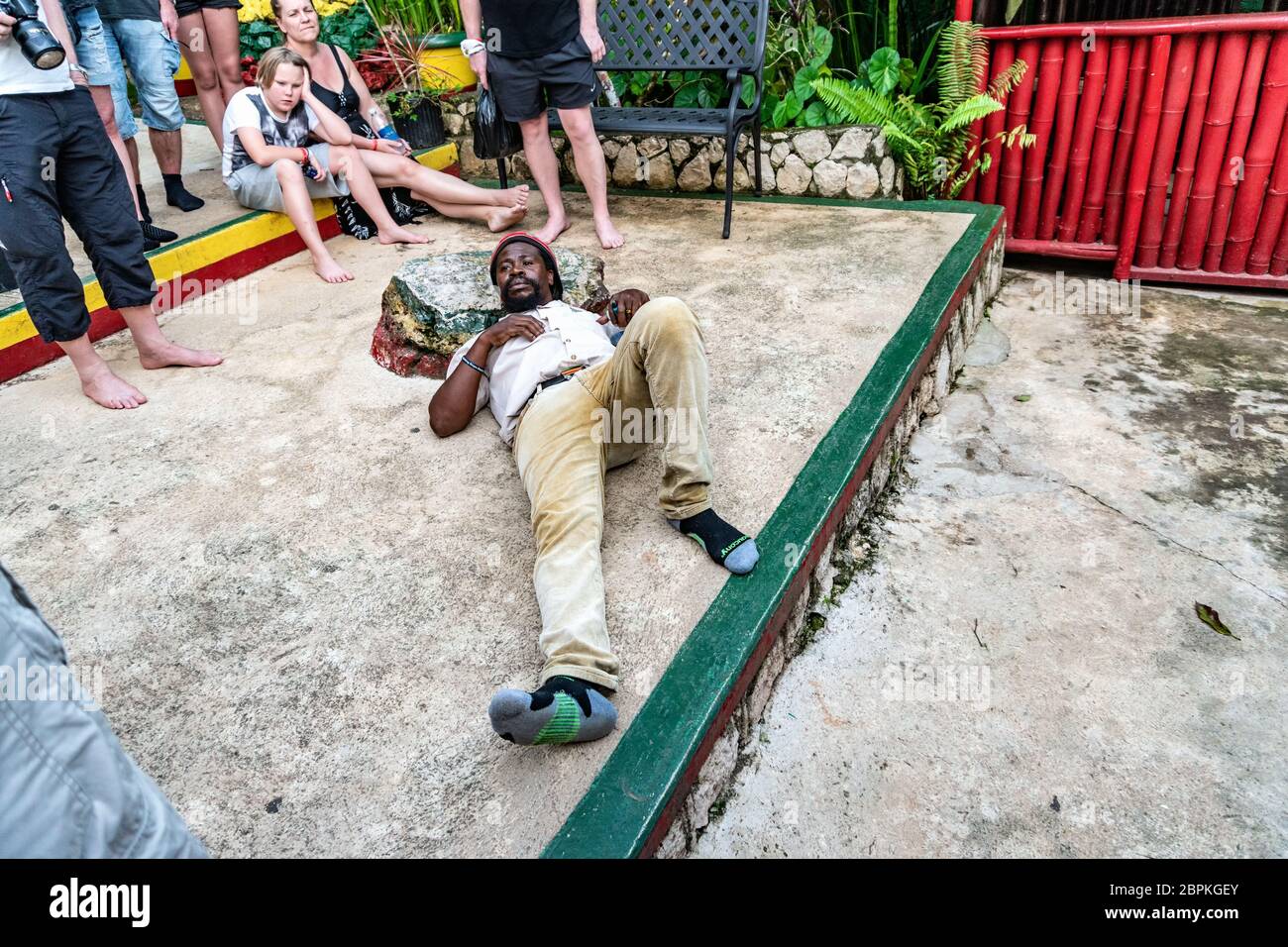 Nine Mile, Jamaica 07. JANUAR 2017: Museumsführer zeigt die Pose Bob Marley hat nach dem Mittagessen gelogen und von Musik und seinen Songs geträumt. Bob Ma Stockfoto