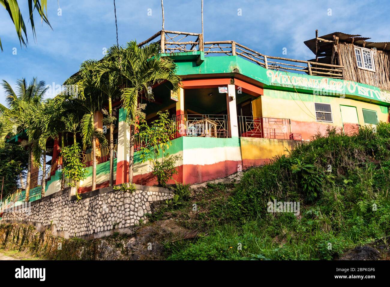 Nine Mile, Jamaika 07. JANUAR 2017: Haus dekoriert von Bob Marley's Farben: Rot, Gelb, Grün. Außerhalb des Mausoleum-Komplex in Nine Mile Villag Stockfoto