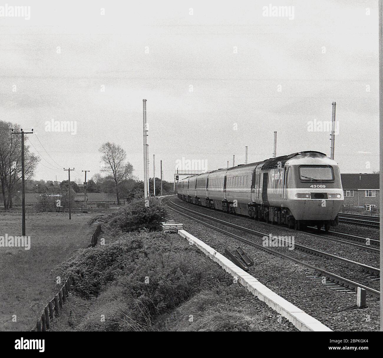 1987, historisch, ein Zug auf der neu elektrifizierten Ostküstenlinie, England, Großbritannien. Von London nach Edinburgh die Strecke ist eine wichtige Route an der Ostküste Großbritanniens und wurde zwischen 1976 und 1991 in zwei Etappen mit Freileitungen elektrifiziert. 1985 begann der Bau in der zweiten Phase und galt als "längste Baustelle der Welt" über eine Strecke von mehr als 250 Meilen. Die Strecke nach York wurde 1989 fertiggestellt. Stockfoto