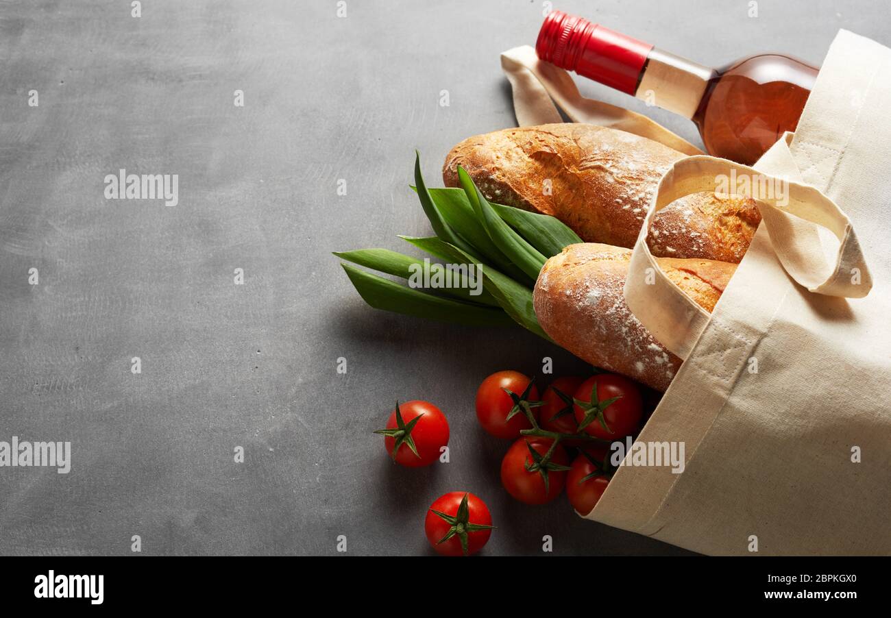 Natürliche Faser umweltfreundlichen wiederverwendbaren Shopping Bag den Planeten aus Kunststoff Verschmutzung liegen auf Schiefer mit frischen Lebensmitteln und Wein gefüllt zu speichern. Stockfoto