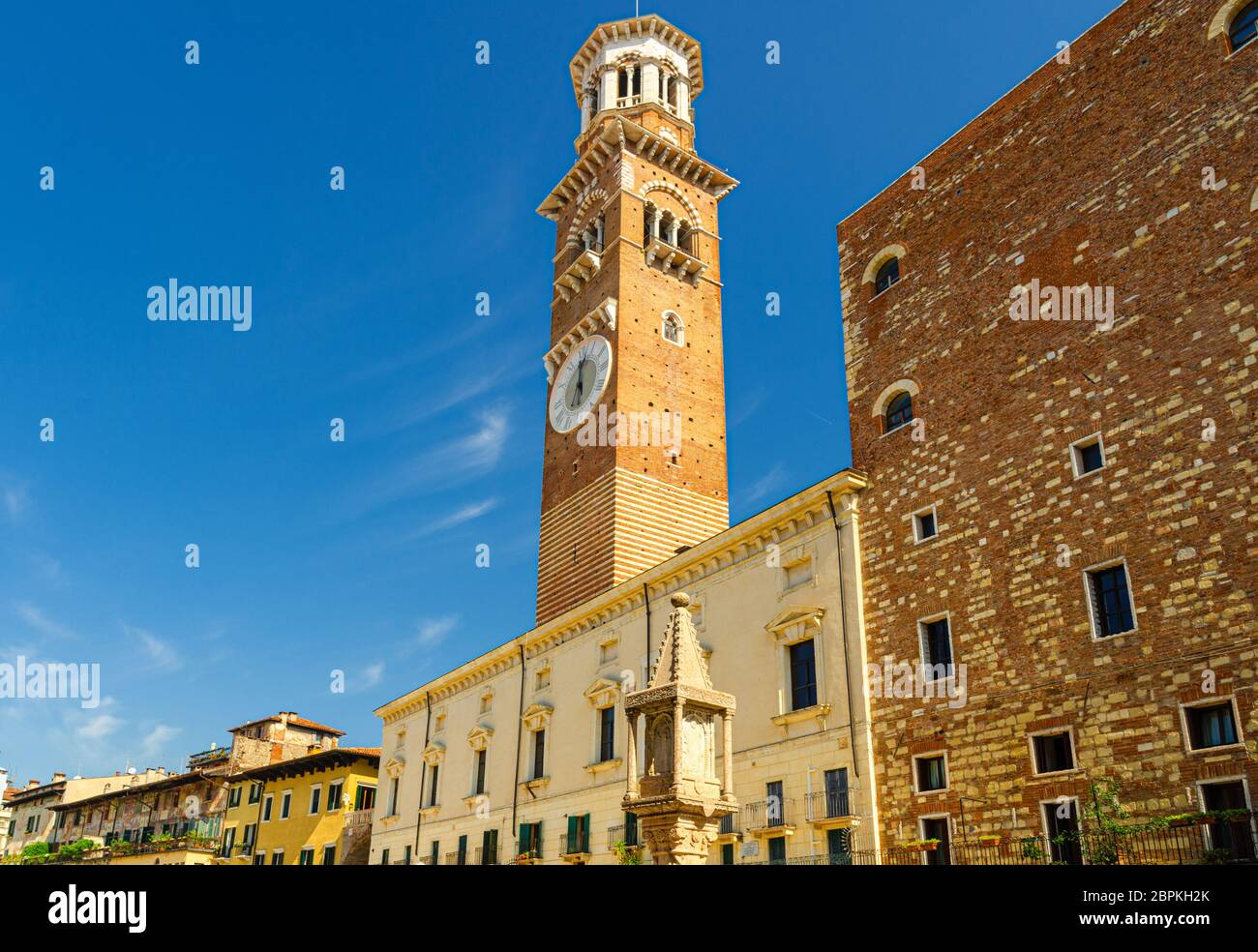 Torre dei Lamberti Uhrturm des Palazzo della Ragione Palastgebäude in Piazza Delle Erbe Platz in Verona City historischen Zentrum, blauer Himmel Hintergrund, Region Venetien, Norditalien Stockfoto