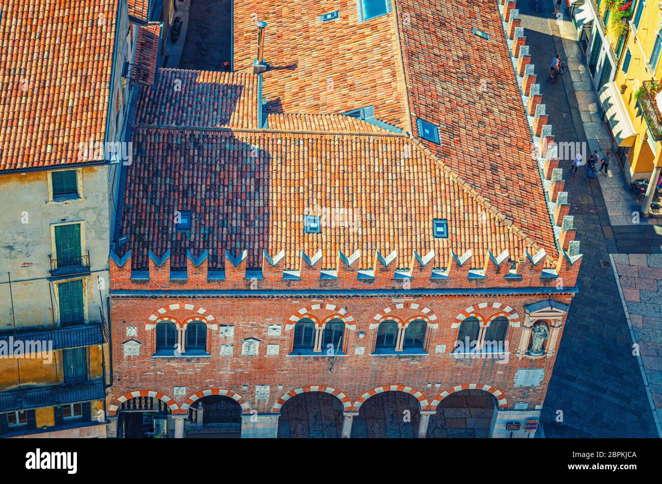 Draufsicht auf Domus Mercatorum Haus mittelalterliches Gebäude mit Merlonen und rot gefliestem Dach, Straße in Piazza Delle Erbe Platz in Verona City historischen Zentrum Citta Antica, Region Venetien, Norditalien Stockfoto