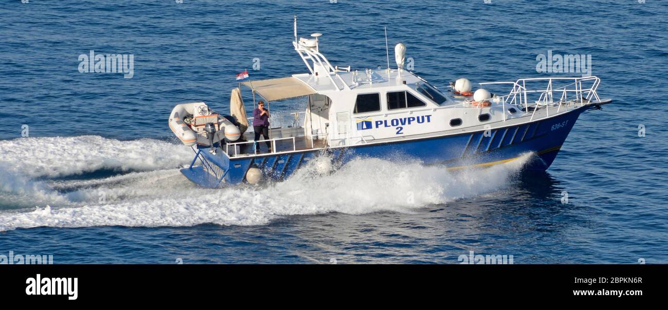 High speed Plovput Motorboot aus kreuzfahrtschiff gesehen zurück zur Basis nach der Unterstützung liner Kapitän in Abfahrt Split Kroatien dalmatinische Adria Stockfoto