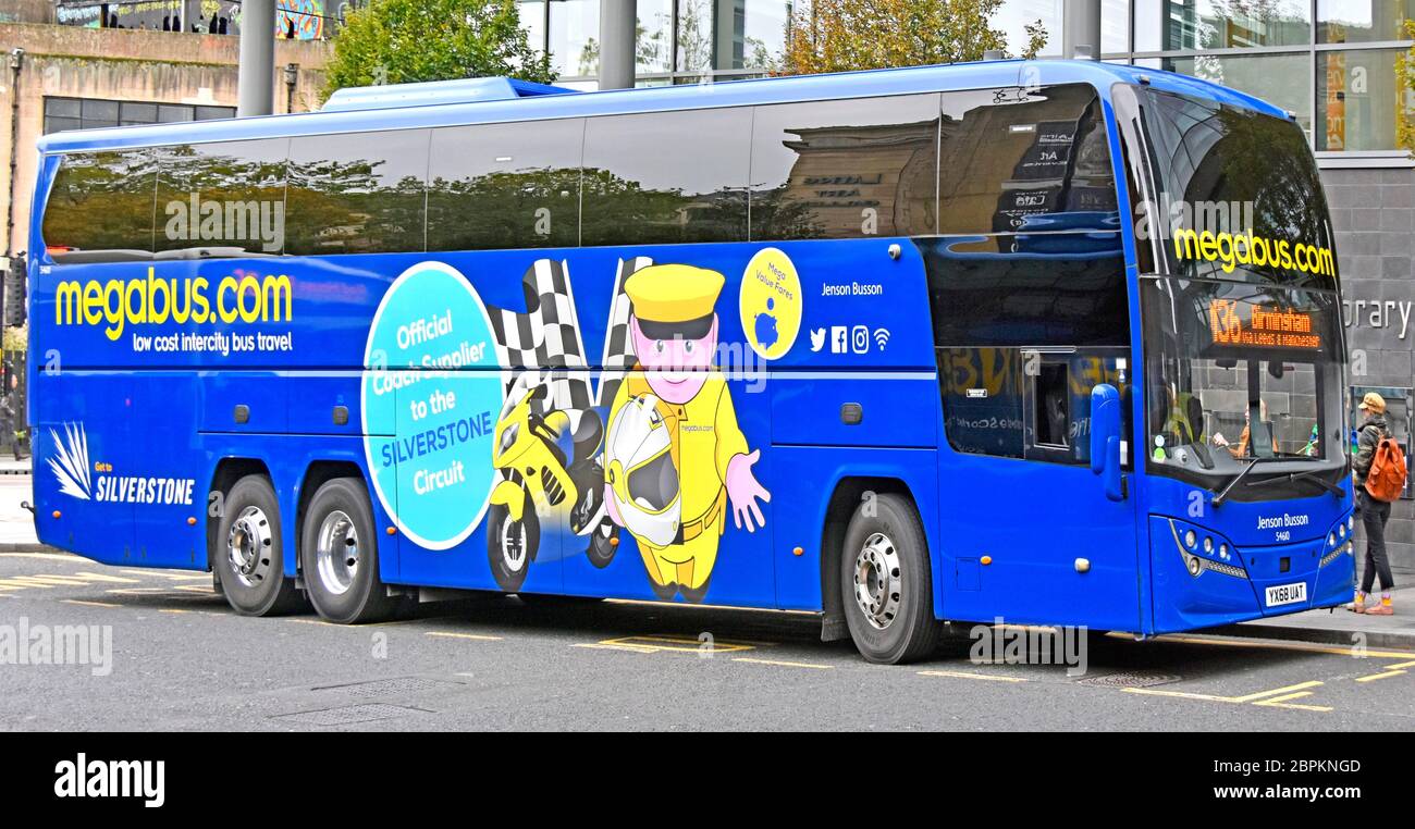 Vorder- und Seitenansicht von Megabus.com Low-Cost Intercity-Bus Fahrt an der Bushaltestelle in Newcastle Werbung für seine Verbindungen mit Silverstone Circuit England UK Stockfoto
