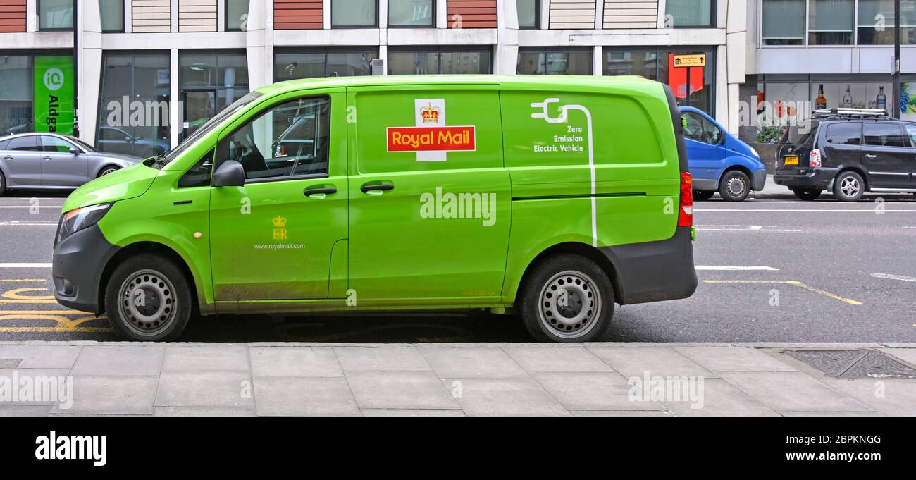 Ansicht der grünen Farbe Royal Mail Zero Emissions Elektro-Post Lieferwagen mit Grafiken auf dieser Seite & zurück mit Standard rot gegenüber Seite London UK Stockfoto