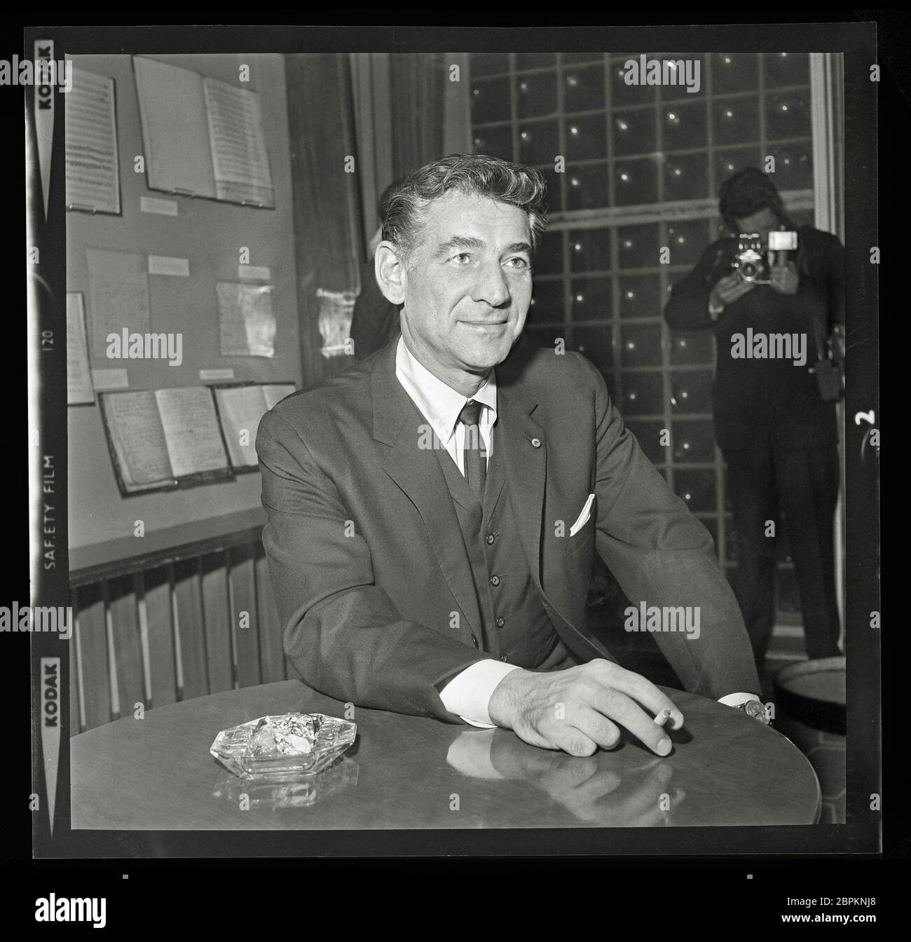 Der amerikanische Dirigent und Komponist Leonard Bernstein in London, um an mehreren Konzerten teilzunehmen. Hinter der Bühne in der Royal Festival Hall. 11. Februar 1963. Bild von 2.25 x 2.25 Zoll negativ. Stockfoto