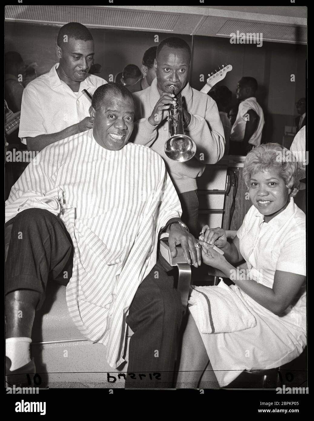 Louie 'Satchmo' Armstrong erhält die Arbeiten in einem Friseurladen in Chicago, IL. 1961. Bild von 4x5 Zoll Negativ. Stockfoto