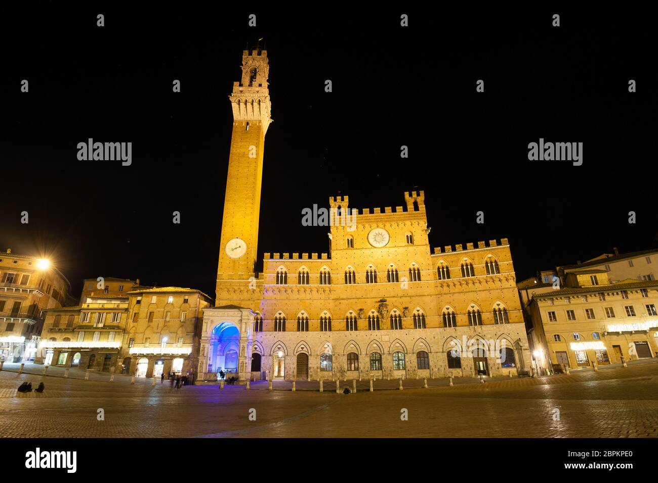 Nachtansicht des Campo Platz (Piazza del Campo), Siena, Palazzo Pubblico und Mangia-Turm (Torre del Mangia) in Siena, Toskana, Italien. Stockfoto